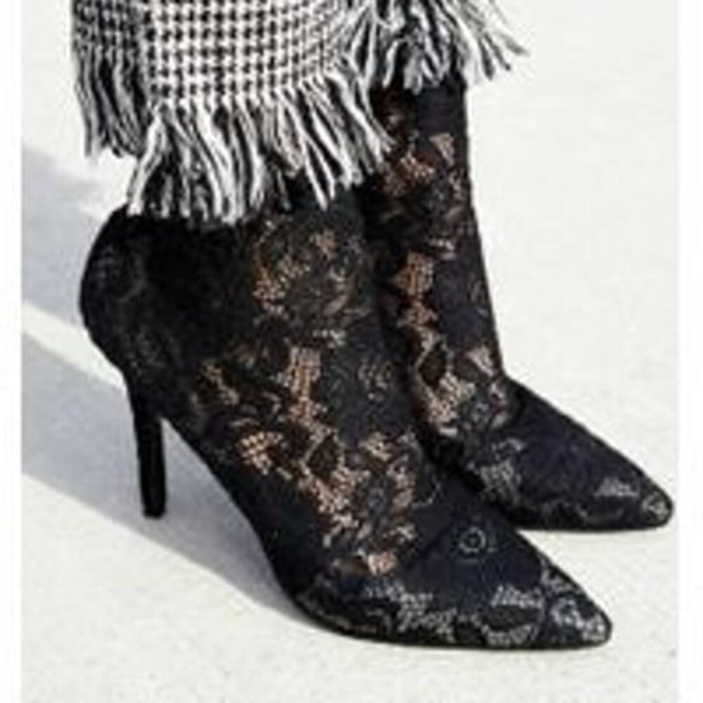 NEIMAN MARCUS CHARLES DAVID BLACK LACE 4" BOOTIE HEEL